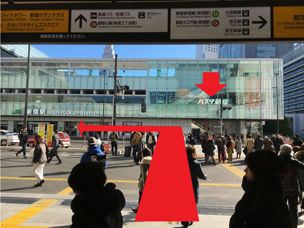 新宿駅の改札を出て新宿バスタ前