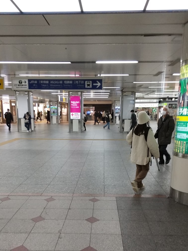 JR横浜駅中央北改札口を右に見ながら直進